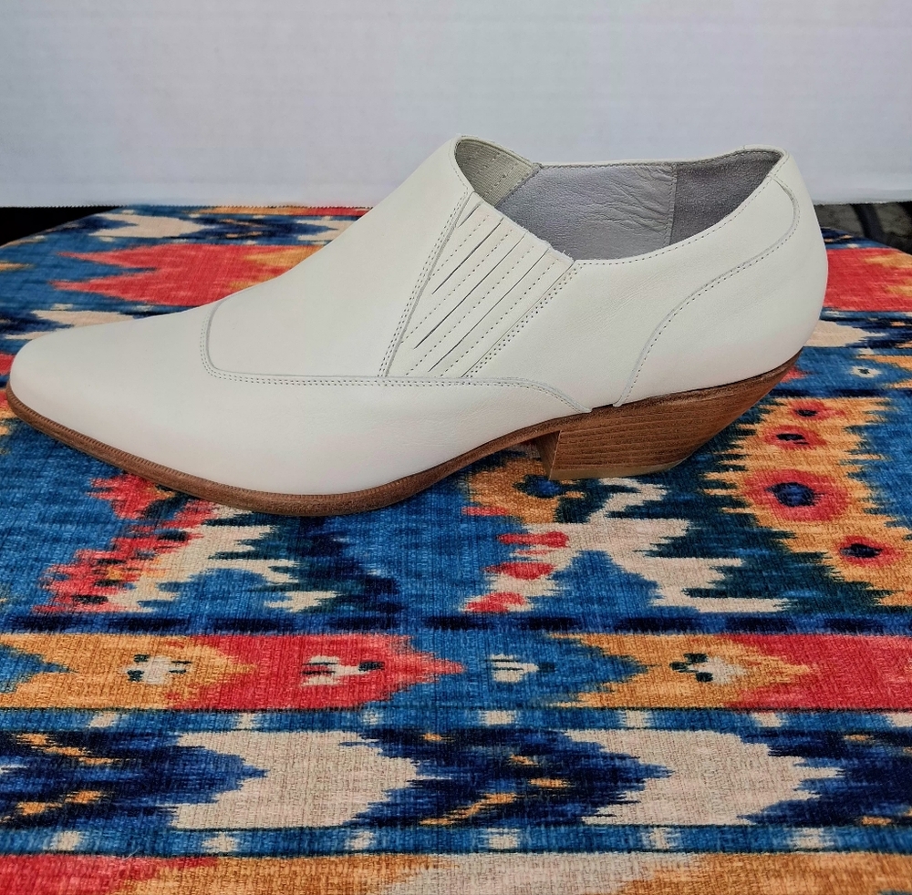 Vince Eagan Pointed Toe Western Inspired Leather Ankle Boots Size 9.5 Bone